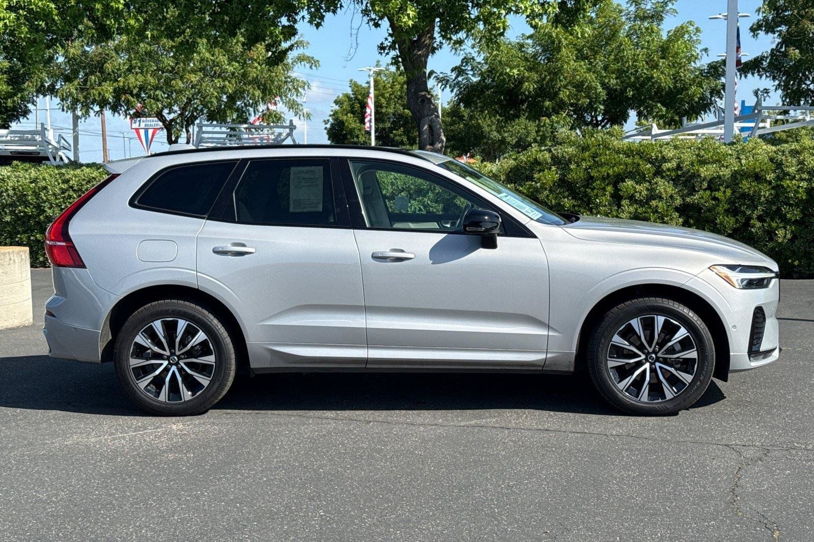 Used 2023 Volvo XC60 B5 Plus AWD/4WD image 3