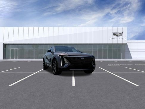 Certified 2024 Cadillac Lyriq Luxury AWD/4WD image 8