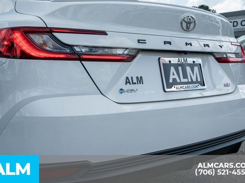 Used 2025 Toyota Camry SE image 6