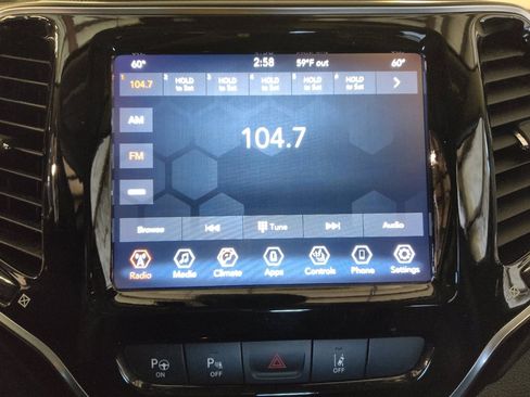 Used 2021 Jeep Cherokee Limited image 25