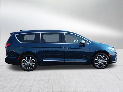 Used 2025 Chrysler Pacifica Pinnacle w/ Trailer Tow Group AWD/4WD image 8