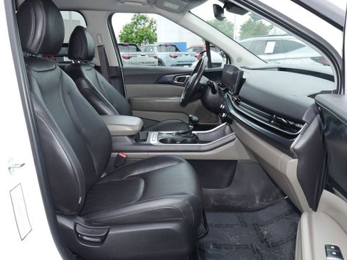 Used 2025 Kia Carnival FWD image 22