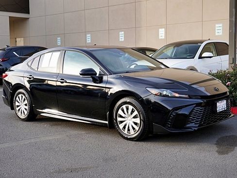 Used 2025 Toyota Camry SE image 5