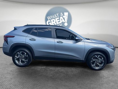 Certified 2025 Chevrolet Trax LT w/ Driver Confidence Package FWD image 2