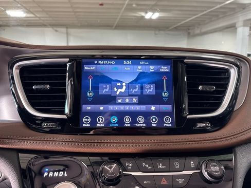 Used 2019 Chrysler Pacifica Limited FWD image 24