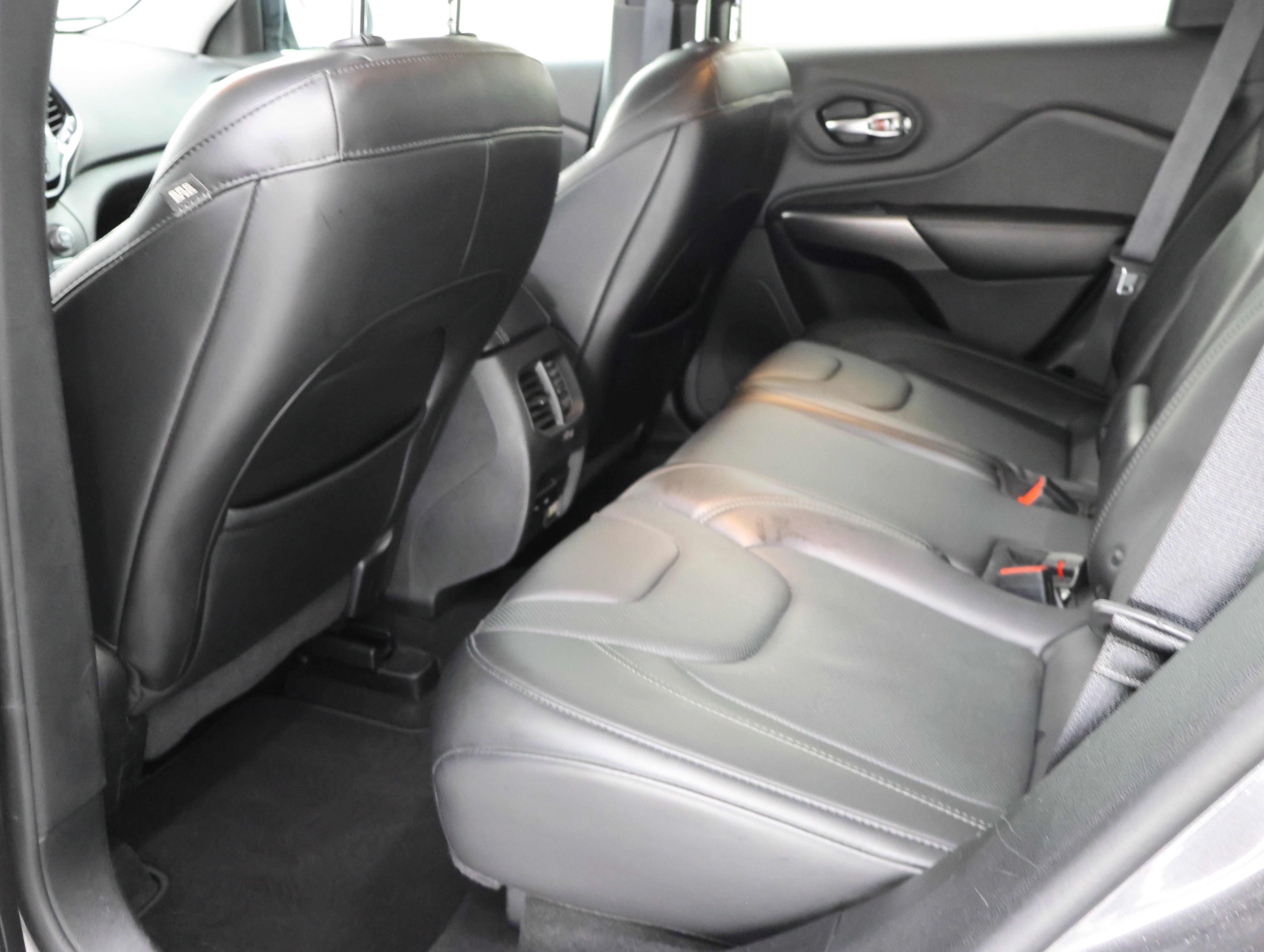 Used 2019 Jeep Cherokee Limited w/ Trailer Tow Group AWD/4WD image 9