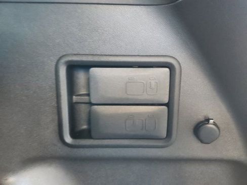 Used 2023 Chevrolet Equinox Premier image 36