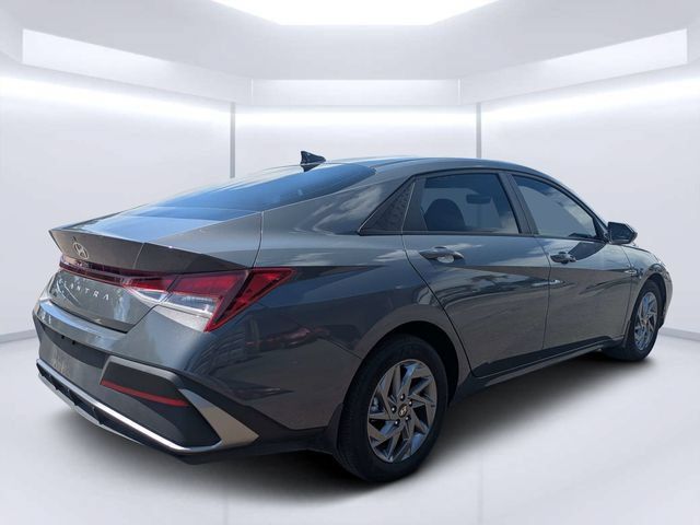 Used 2024 Hyundai Elantra SEL FWD image 3