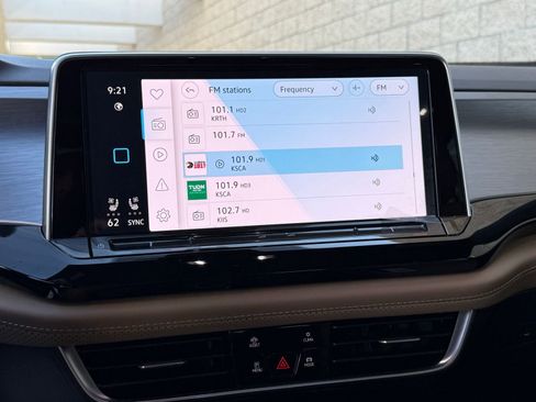 Used 2025 Volkswagen Atlas Cross Sport SE image 28