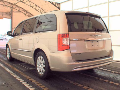 Used 2013 Chrysler Town & Country Touring FWD image 6