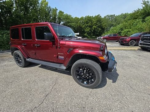 Used 2022 Jeep Wrangler Unlimited Sahara w/ Cold Weather Group AWD/4WD image 10