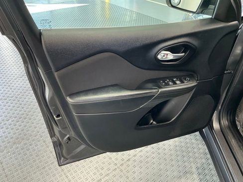 Used 2016 Jeep Cherokee Latitude w/ Comfort/Convenience Group FWD image 30