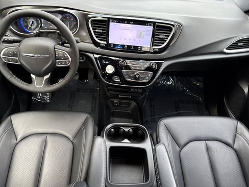 Used 2025 Chrysler Voyager LX image 14