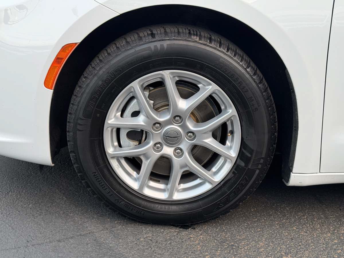 Used 2023 Chrysler Pacifica Touring-L FWD image 6