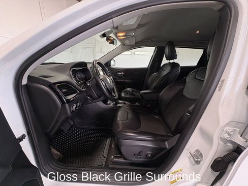 Used 2019 Jeep Cherokee Latitude Plus AWD/4WD image 10