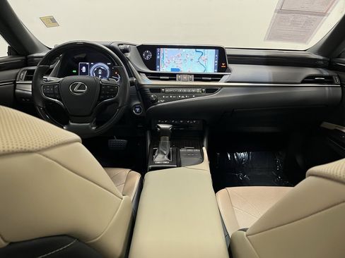 Used 2019 Lexus ES 300h w/ Luxury Package image 17