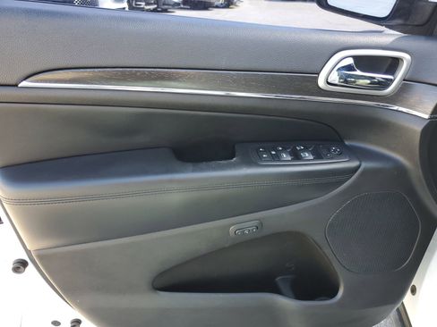 Used 2018 Jeep Grand Cherokee Limited image 17