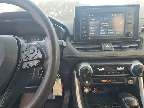 Used 2020 Toyota RAV4 LE image 18