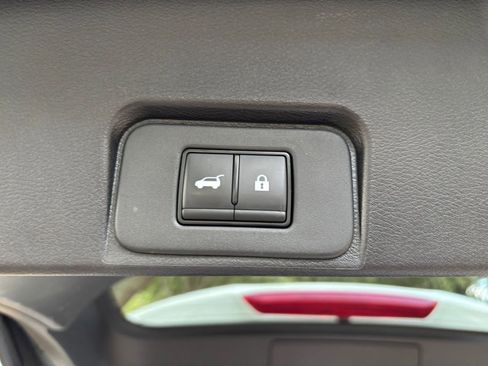 Used 2025 Nissan Rogue SV AWD/4WD image 23