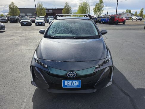 Used 2018 Toyota Prius Prime Premium image 2
