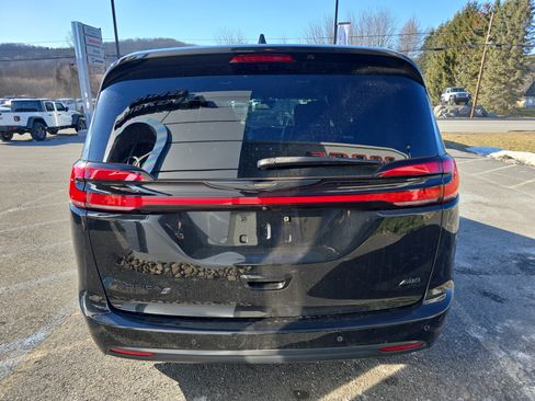 Used 2021 Chrysler Pacifica Touring-L w/ S Appearance Package image 4