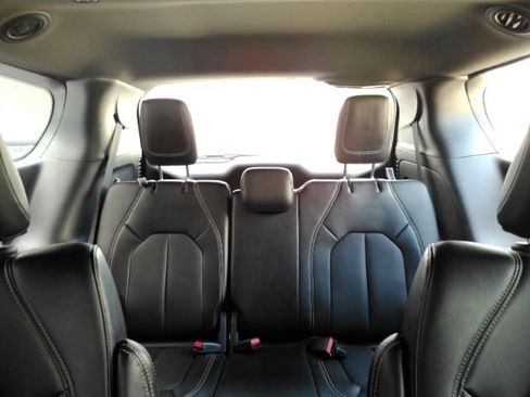 Used 2025 Chrysler Pacifica Select FWD image 38