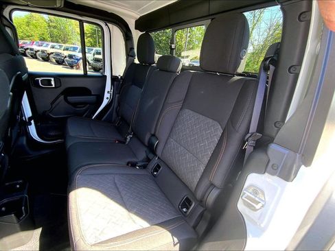 Certified 2025 Jeep Gladiator Mojave w/ Convenience Group AWD/4WD image 20