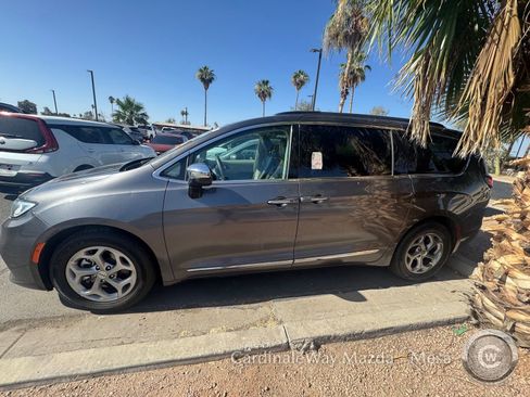 Used 2023 Chrysler Pacifica Limited FWD image 6