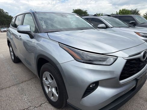 Used 2025 Toyota Highlander LE FWD image 3