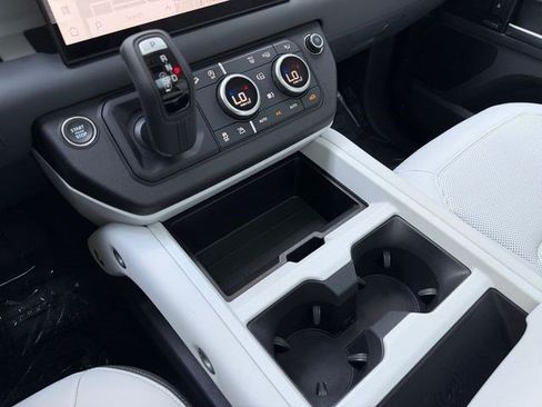 Certified 2025 Land Rover Defender 110 X-Dynamic SE AWD/4WD image 24
