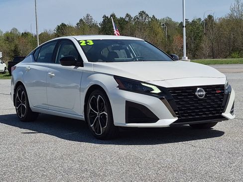 Used 2023 Nissan Altima 2.5 SR w/ SR Premium Package FWD image 2