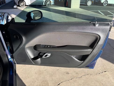 Used 2015 Dodge Challenger SXT image 21