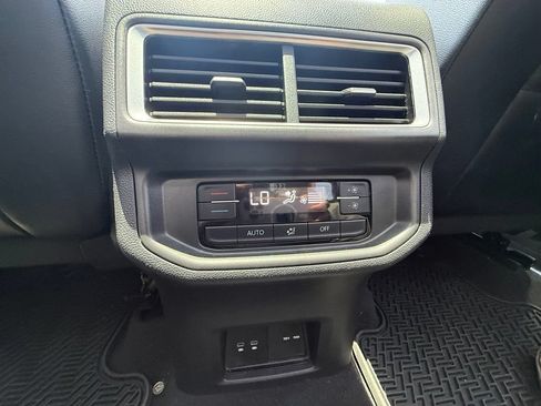 Used 2024 Volkswagen Atlas SE w/ Panoramic Sunroof Package FWD image 20