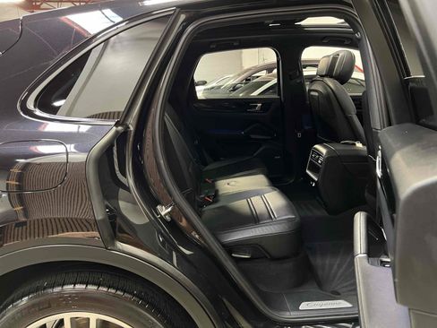 Used 2019 Porsche Cayenne w/ Premium Package AWD/4WD image 29