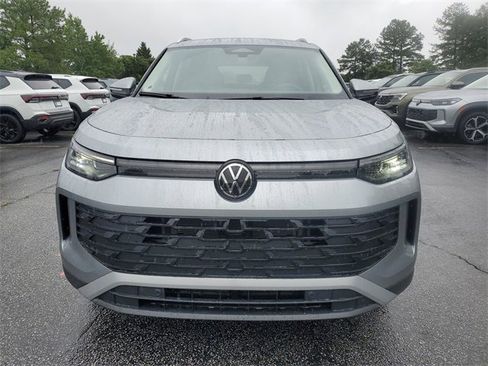 New 2025 Volkswagen Tiguan SE image 2