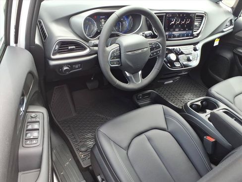 New 2027 Chrysler Pacifica LX FWD image 18