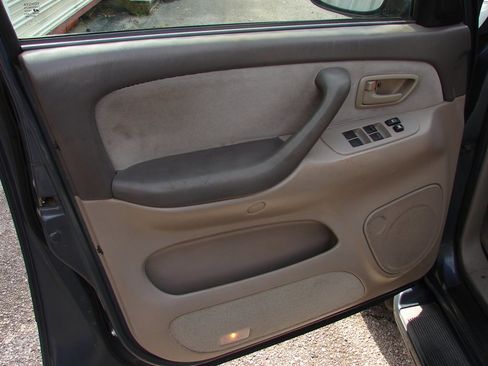 Used 2006 Toyota Sequoia SR5 image 5