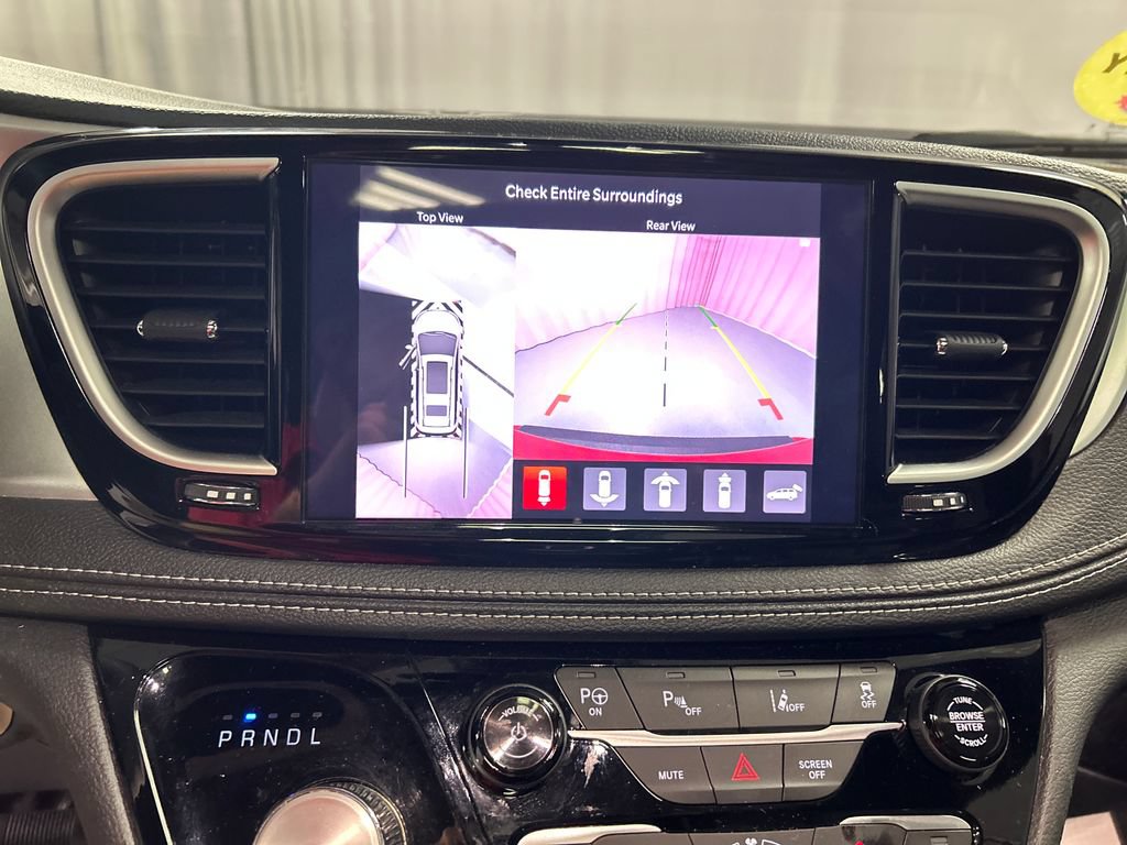 Used 2025 Chrysler Pacifica Premium FWD image 16