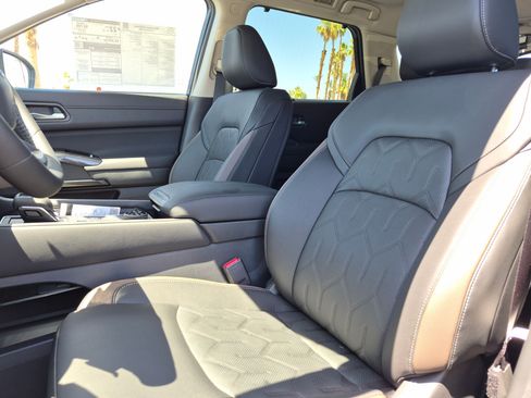 New 2026 Nissan Pathfinder Platinum w/ Accent Package AWD/4WD image 19