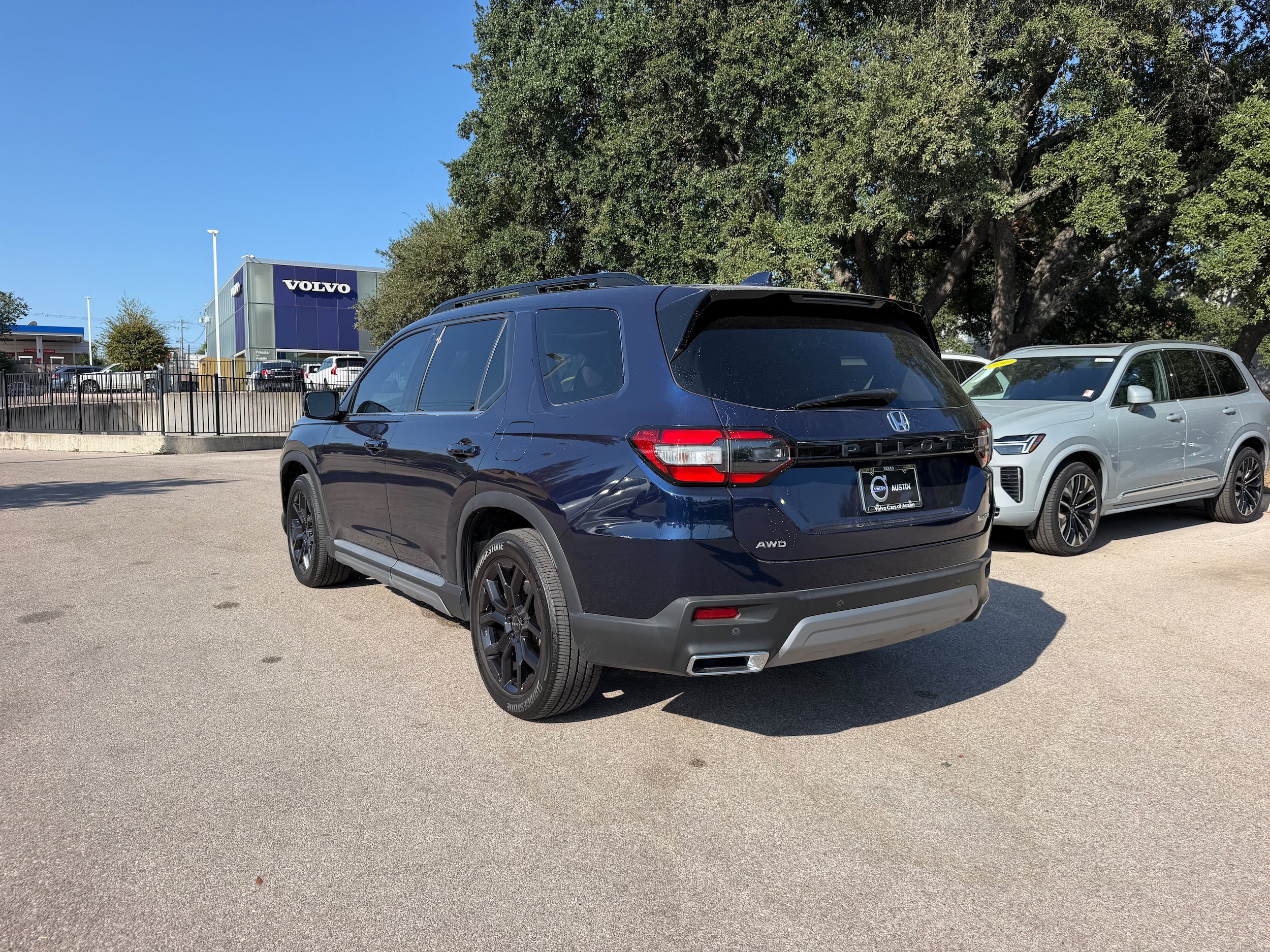 Used 2025 Honda Pilot Touring image 4