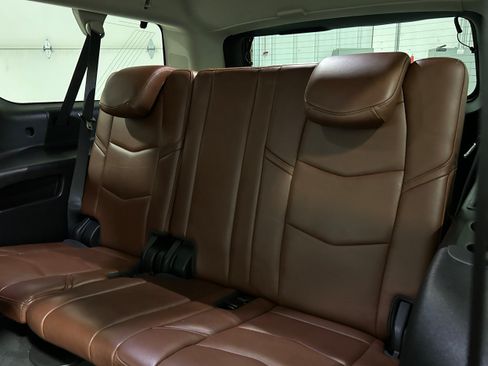 Used 2019 Cadillac Escalade ESV Luxury AWD/4WD image 35
