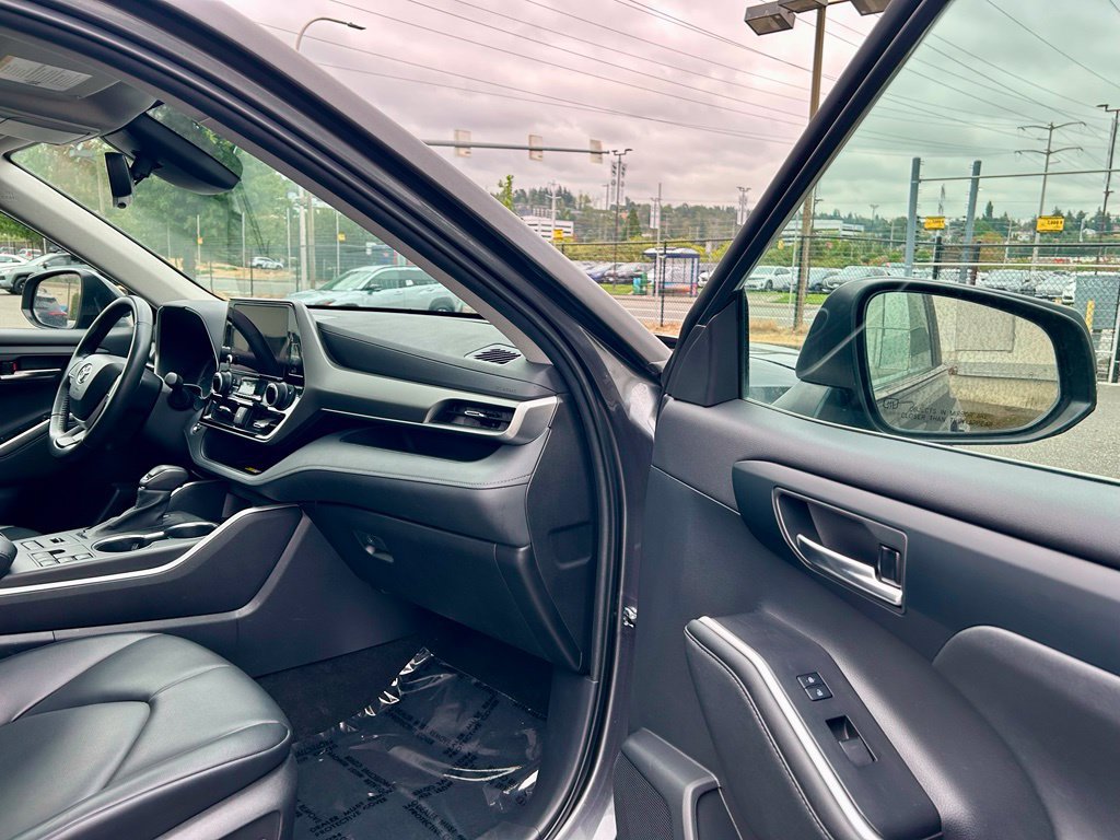 Used 2023 Toyota Highlander XLE AWD/4WD image 17