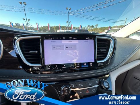 Used 2022 Chrysler Pacifica Limited w/ Uconnect Theater Family Group image 41