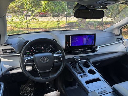 Used 2025 Toyota Sienna XLE FWD image 36