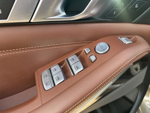 Used 2023 BMW X7 xDrive40i w/ M Sport Package image 11