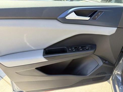 Used 2022 Volkswagen Taos SE w/ Panoramic Sunroof Package FWD image 11