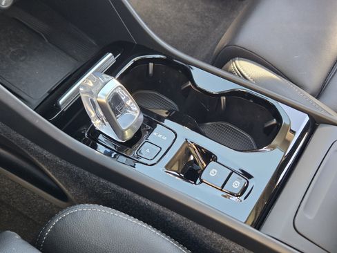 Used 2024 Volvo XC40 B5 Ultimate w/ Protection Package Premier image 29