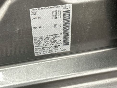 Used 2025 Nissan Altima 2.5 SV FWD image 12