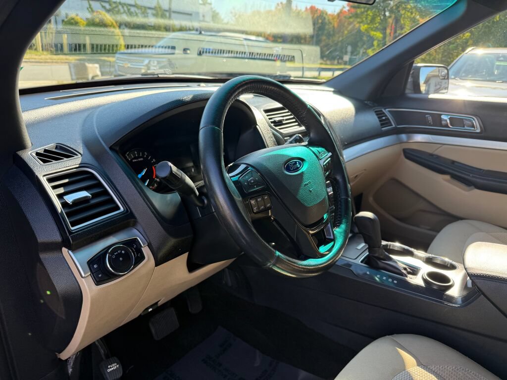 Used 2017 Ford Explorer XLT FWD image 10