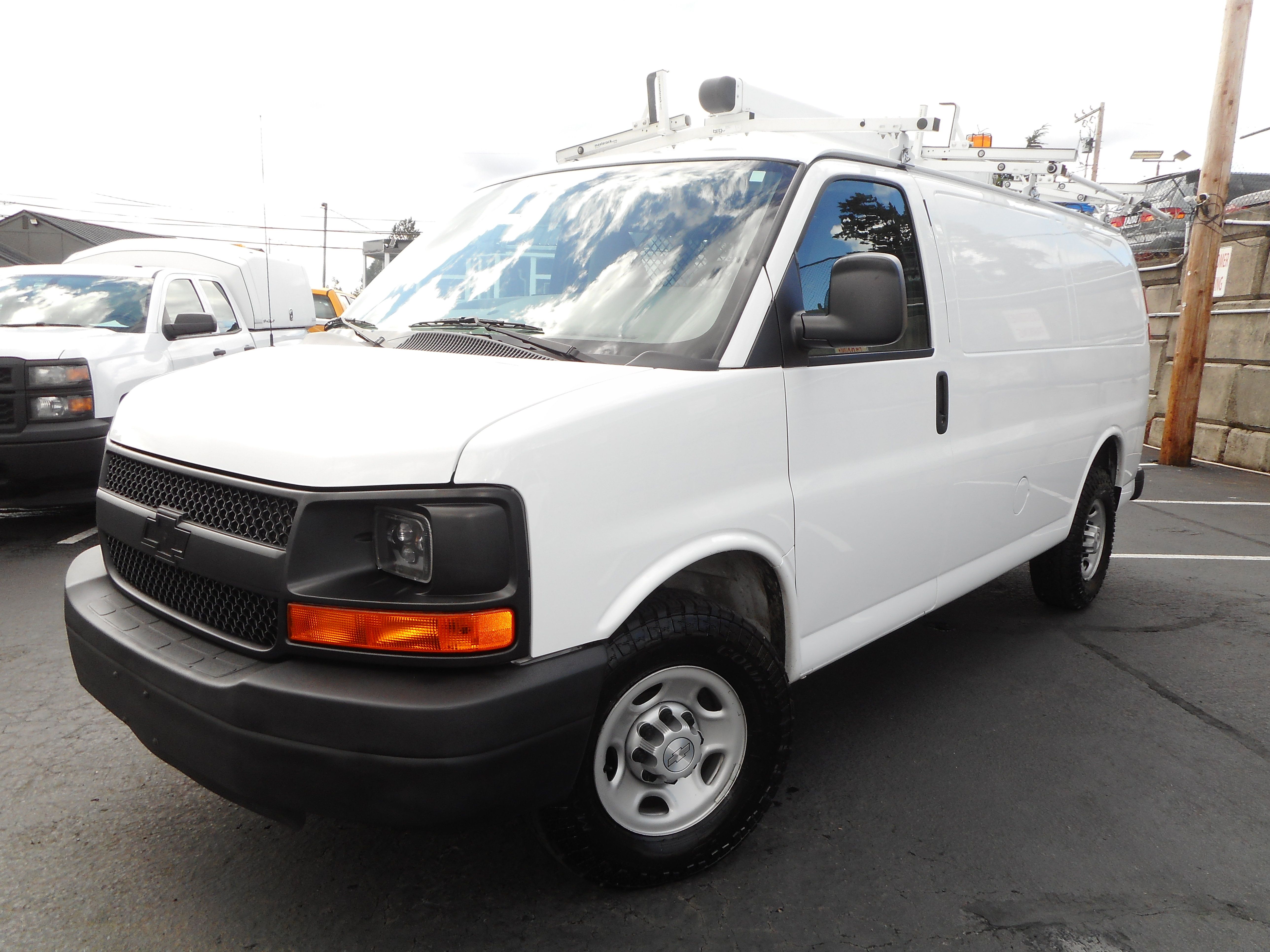 Used 2016 Chevrolet Express 2500 RWD image 4